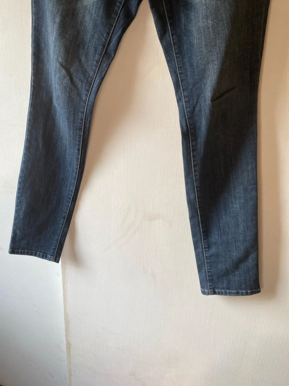Mossimo Denim Low Rise Skinny jeans in a Dark Wash Skinny Jeans Long - Picture 4 of 5